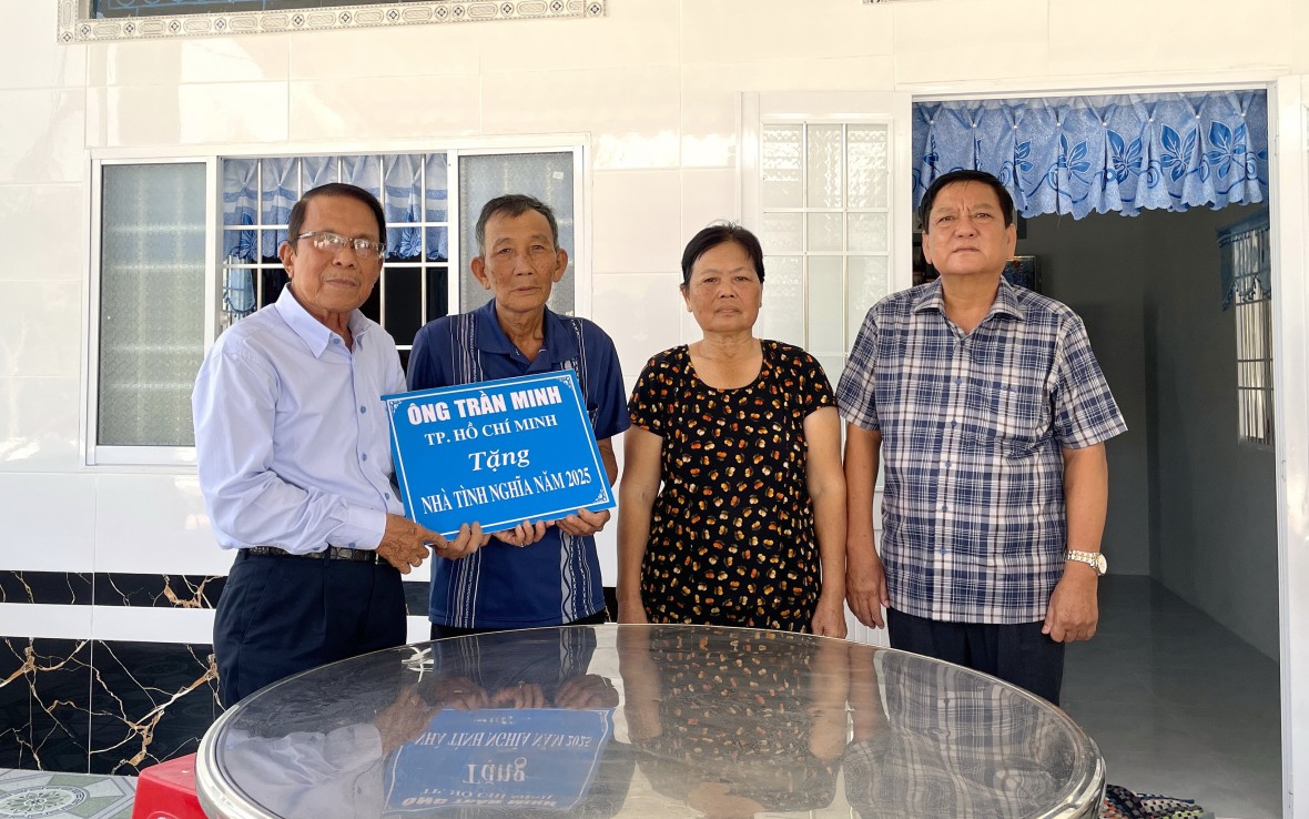 Bàn giao nhà tình nghĩa cho gia đình chính sách ở Bạc Liêu