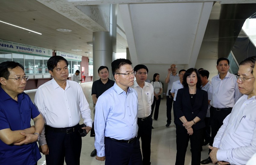 Phó Thủ tướng Lê Thành Long nghe lãnh đạo Bệnh viện Bạch Mai báo cáo tình hình khi tác kiểm tra công trình tại Hà Nam (Ảnh: Đức Tuân).