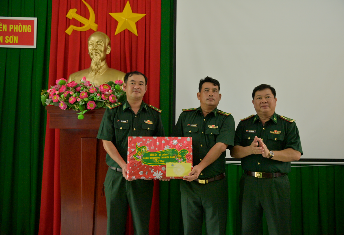 Bộ đội Biên phòng tỉnh Kiên Giang thăm, kiểm tra toàn diện tại Đồn Biên phòng Hòn Sơn Bộ đội Biên phòng tỉnh Kiên Giang thăm, kiểm tra toàn diện tại Đồn Biên phòng Hòn Sơn