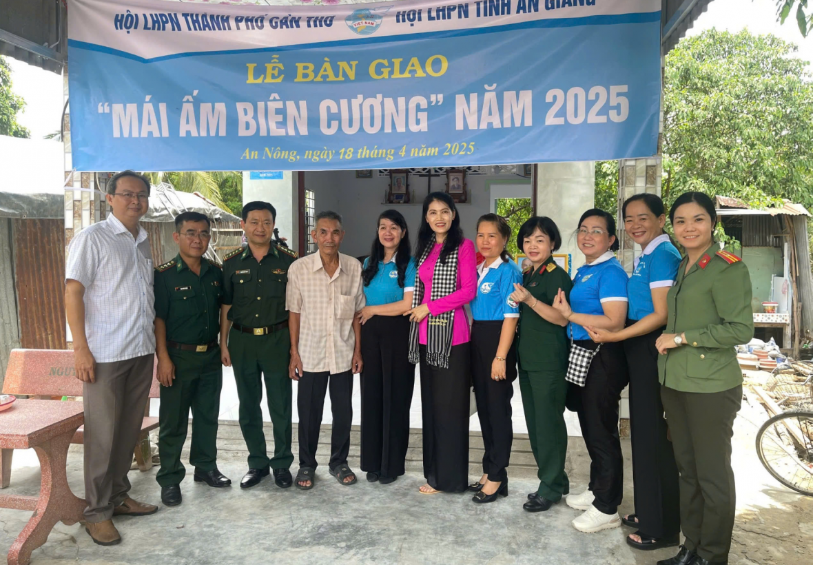 Trao quà và bàn giao 