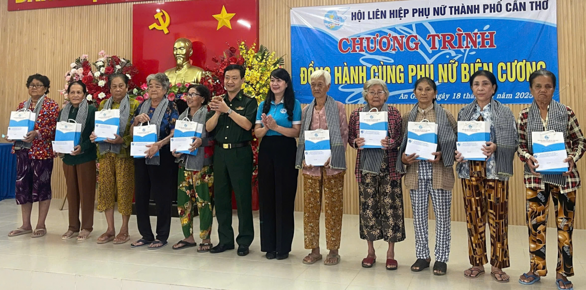 Trao quà và bàn giao 