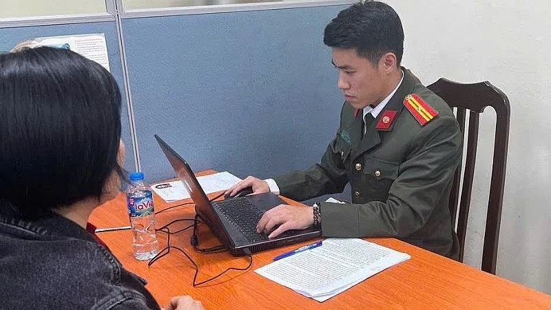 Chị N. làm việc với cơ quan chức năng về những phát ngôn sai sự thật trong live stream. Nguồn: Báo Nhân Dân Chị N. làm việc với cơ quan chức năng về những phát ngôn sai sự thật trong live stream. Nguồn: Báo Nhân Dân