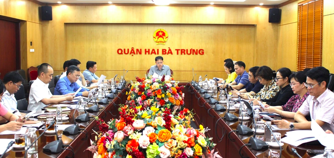 Chủ tịch UBND quận Hai Bà Trưng Nguyễn Quang Trung chủ trì cuộc họp với trưởng các đơn vị (Ảnh: Đình Hiệp). Chủ tịch UBND quận Hai Bà Trưng Nguyễn Quang Trung chủ trì cuộc họp với trưởng các đơn vị (Ảnh: Đình Hiệp).