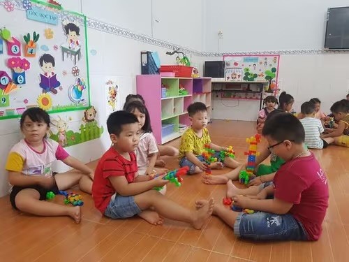 Đề xuất hỗ trợ học phí, tiền ăn trưa cho con công nhân