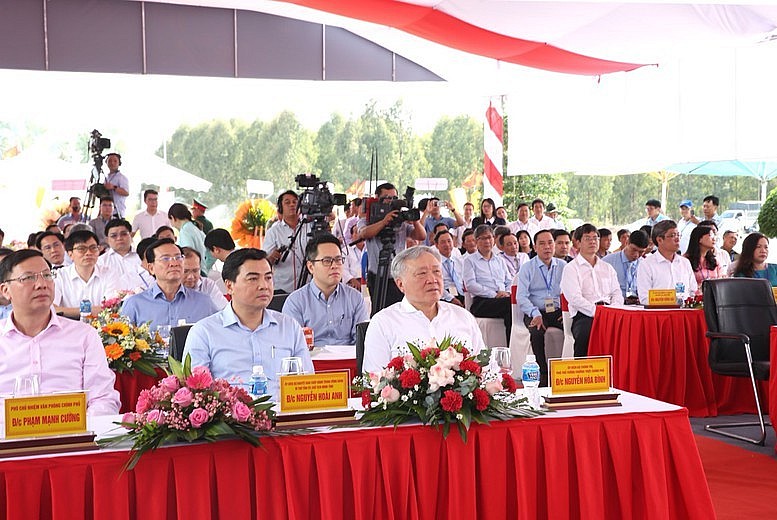 Phó Thủ tướng Thường trực Chính phủ Nguyễn Hòa Bình dự Lễ khánh thành 2 công trình giao thông tại Bình Thuận - Ảnh: VGP Phó Thủ tướng Thường trực Chính phủ Nguyễn Hòa Bình dự Lễ khánh thành 2 công trình giao thông tại Bình Thuận - Ảnh: VGP