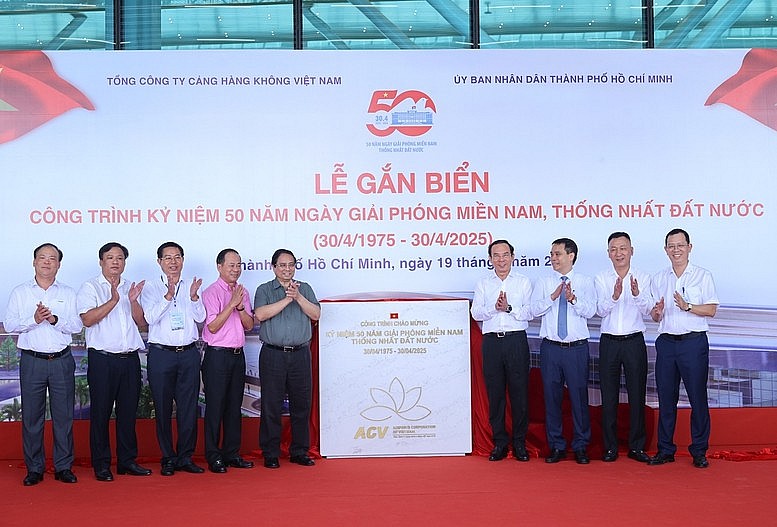 Thủ tướng thực hiện nghi thức gắn biển công trình kỷ niệm 50 năm Ngày Giải phóng miền Nam, thống nhất đất nước - Ảnh: VGP Thủ tướng thực hiện nghi thức gắn biển công trình kỷ niệm 50 năm Ngày Giải phóng miền Nam, thống nhất đất nước - Ảnh: VGP