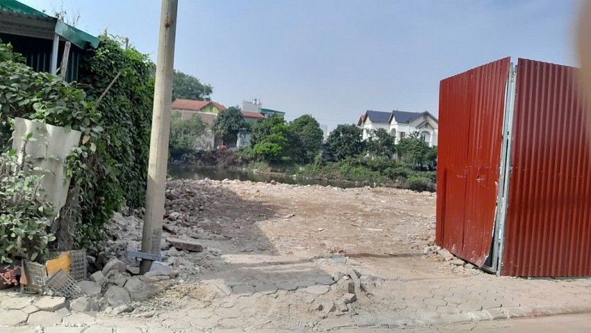 Cần làm rõ việc đổ phế thải xây dựng lấp bờ đầm tại xã Bát Tràng Cần làm rõ việc đổ phế thải xây dựng lấp bờ đầm tại xã Bát Tràng