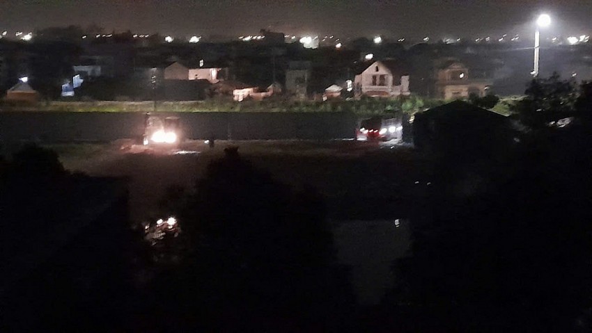 Cần làm rõ việc đổ phế thải xây dựng lấp bờ đầm tại xã Bát Tràng Cần làm rõ việc đổ phế thải xây dựng lấp bờ đầm tại xã Bát Tràng