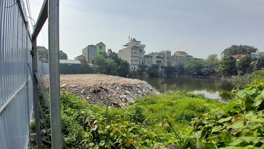 Cần làm rõ việc đổ phế thải xây dựng lấp bờ đầm tại xã Bát Tràng Cần làm rõ việc đổ phế thải xây dựng lấp bờ đầm tại xã Bát Tràng