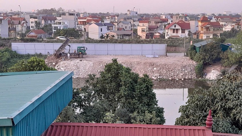 Cần làm rõ việc đổ phế thải xây dựng lấp bờ đầm tại xã Bát Tràng Cần làm rõ việc đổ phế thải xây dựng lấp bờ đầm tại xã Bát Tràng