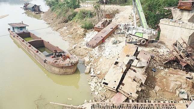 Yên Bái trục vớt những con tàu chìm, vô chủ dưới chân cầu Tô Mậu