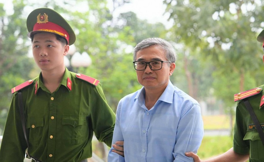 Cựu thứ trưởng Hoàng Quốc Vượng được dẫn giải đến phiên tòa sáng 21/4.