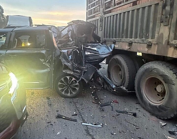 Ô tô tông liên hoàn trên cao tốc Nội Bài - Lào Cai