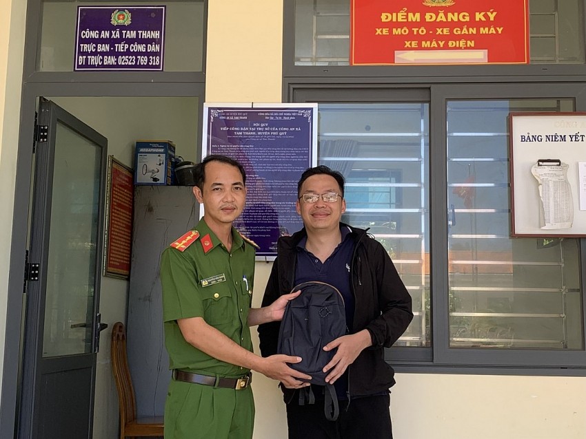 Công an xã Tam Thanh (huyện Phú Quý) trao trả tài sản cho du khách đánh rơi.