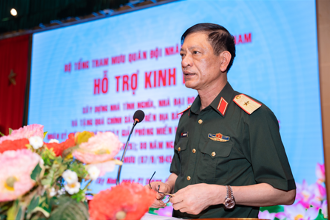 Thiếu tướng Nguyễn Ngọc Đoàn, Chủ nhiệm Chính trị Bộ Tổng tham mưu phát biểu tại buổi tặng quà.