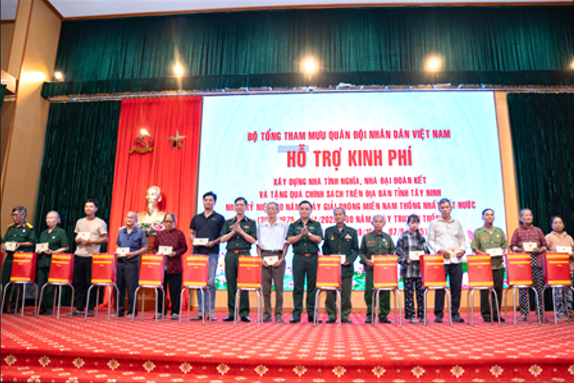 Đoàn công tác tặng 80 phần quà đến gia đình và các đối tượng chính sách trên địa bàn tỉnh Tây Ninh.