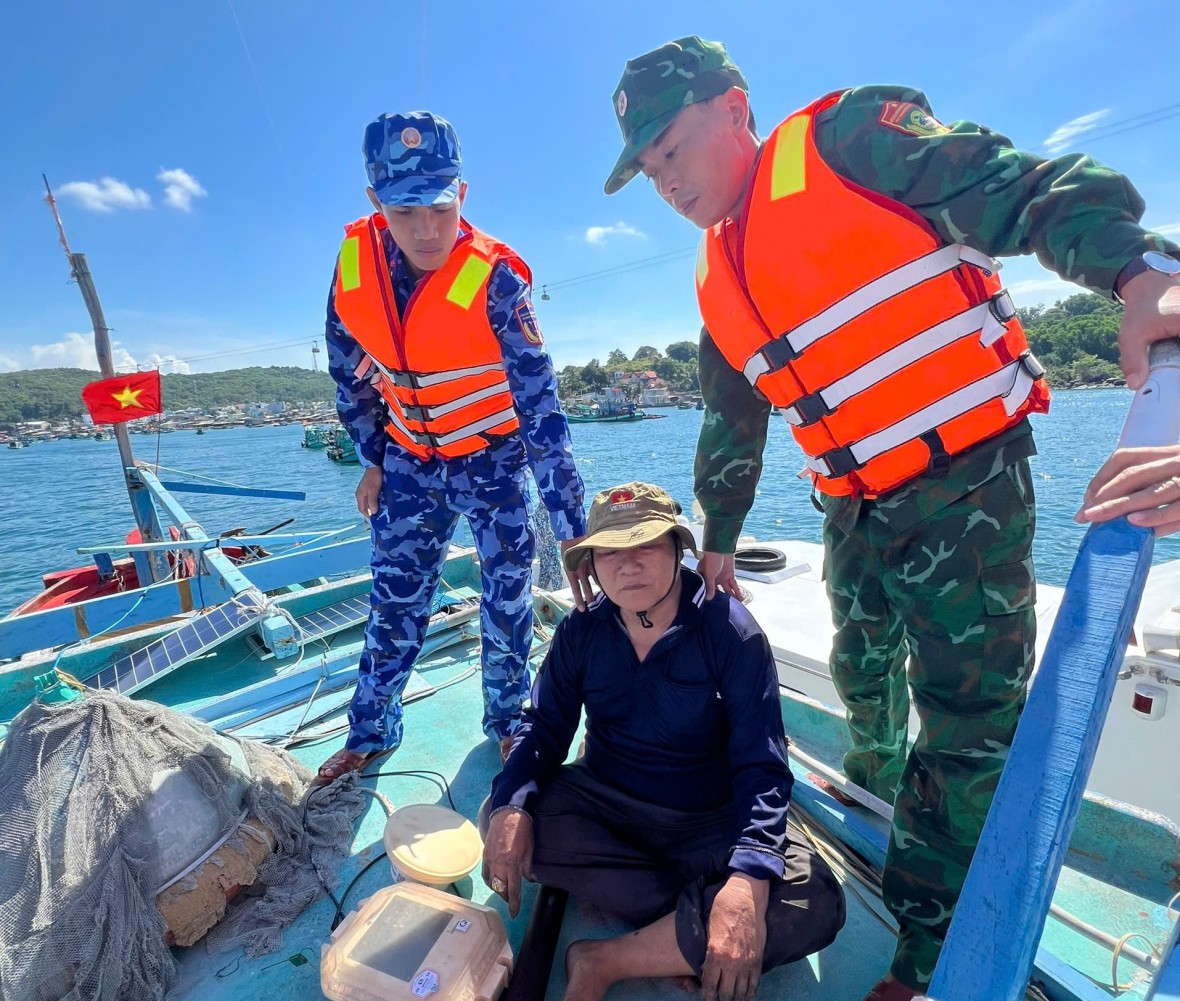 Phát hiện tàu cá chở thuê 2 thiết bị giám sát hành trình gần biển Bãi Xếp