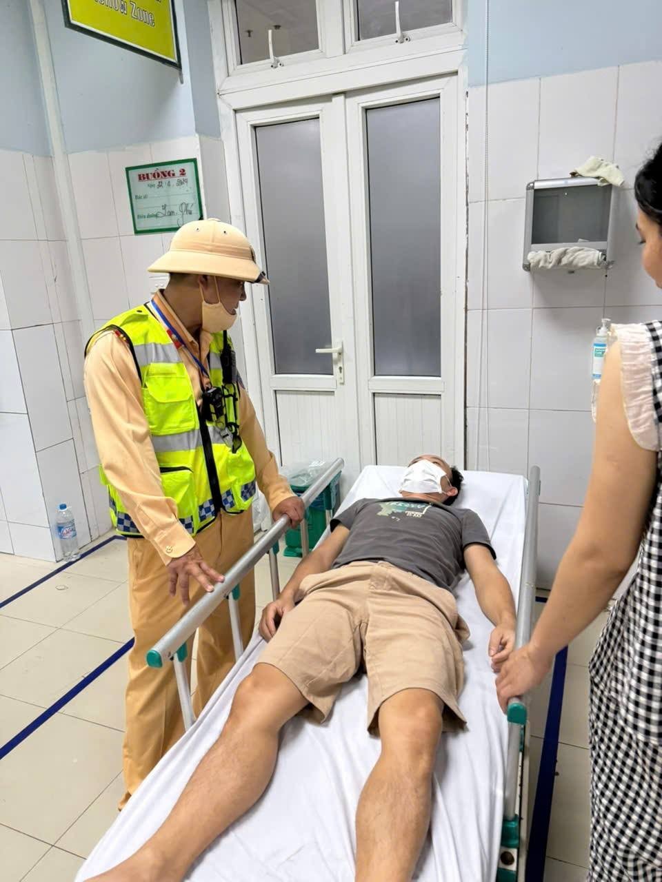 CSGT hỗ trợ đưa anh Trần Xuân T. tới bệnh việc cấp cứu kịp thời.