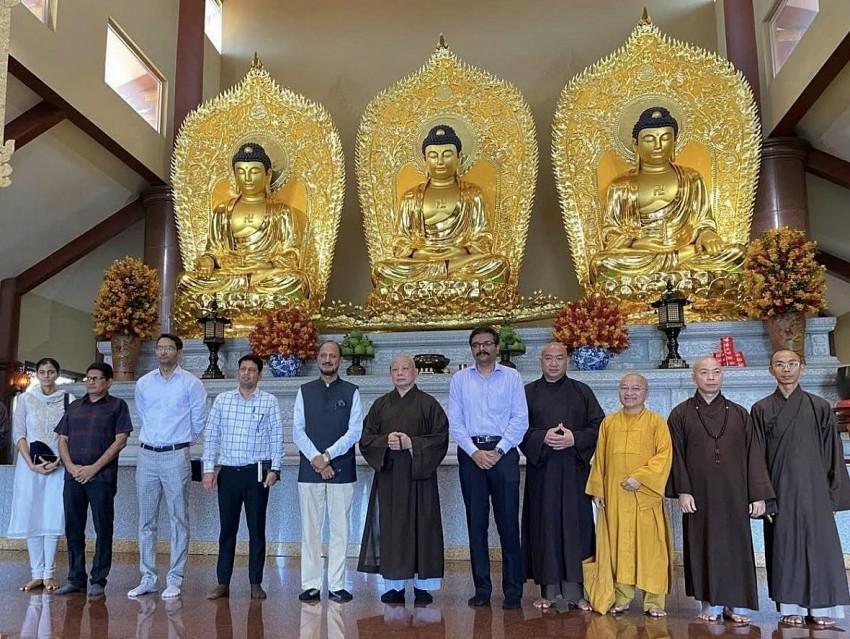 Đoàn cán bộ Ấn Độ sang Việt Nam khảo sát các địa điểm tôn trí xá lợi Phật. Ảnh: GH