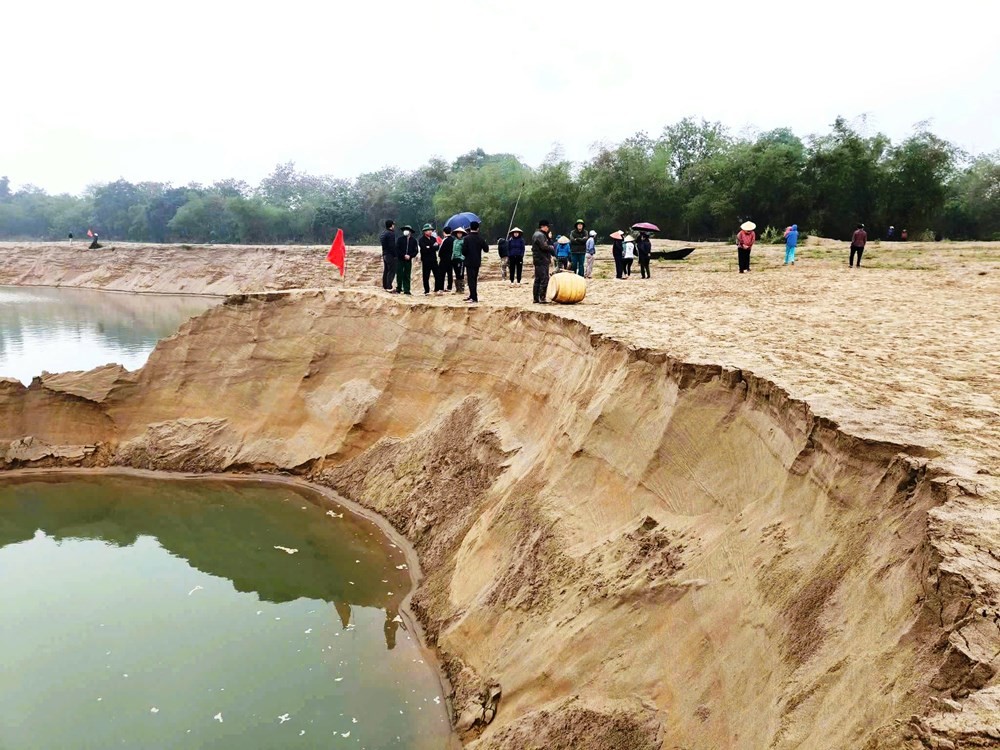 Người dân tập trung phản đối thuộc vùng mỏ khai thác của Công ty Cổ phần Khai thác Cát Sạn và Vận tải Thanh Chương.