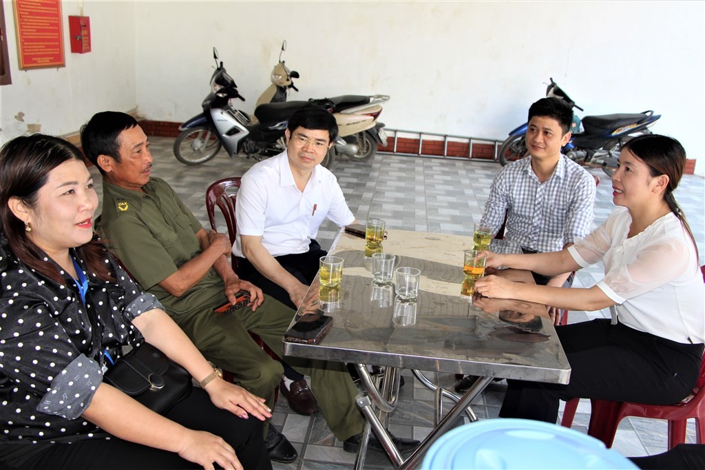 Chủ tịch UBND huyện Thanh Chương Trình Văn Nhã trực tiếp nắm bắt ý kiến cử tri về việc sáp nhập xã Xuân Dương, Ngọc Sơn và Minh Tiến thành xã Xuân Lâm tại xóm Dương Tâm.