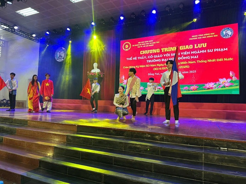 Chương trình giao lưu thế hệ thầy cô giáo với sinh viên sư phạm kỷ niệm 50 năm Giải phóng miền nam, thống nhất đất nước