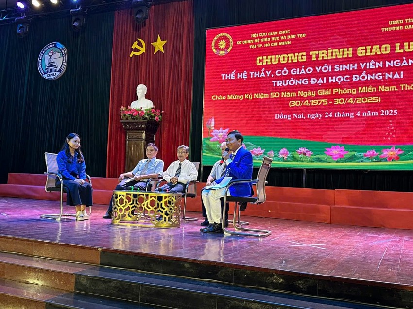 Chương trình giao lưu thế hệ thầy cô giáo với sinh viên sư phạm kỷ niệm 50 năm Giải phóng miền nam, thống nhất đất nước.