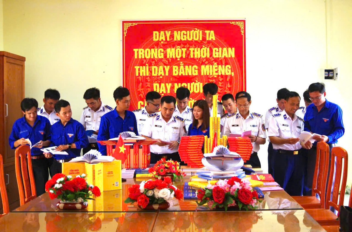 Hải đoàn 42 hưởng ứng Ngày sách và Văn hóa đọc lần thứ tư Tư năm 2025