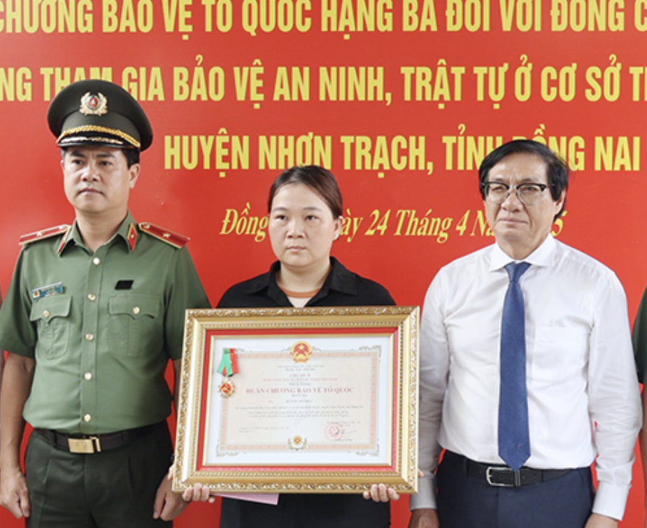 Truy tặng Huân chương Bảo vệ Tổ quốc hạng Ba cho anh Huỳnh Trí Phúc