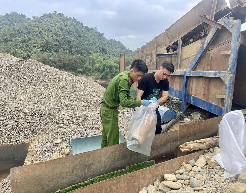 Lợi dụng khai thác cát, sỏi để tận thu vàng