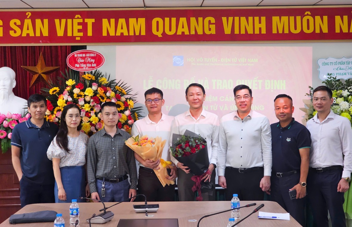 Nhà báo Phạm Văn Anh được bổ nhiệm làm Phó Tổng Biên tập Tạp chí Điện tử và Ứng dụng