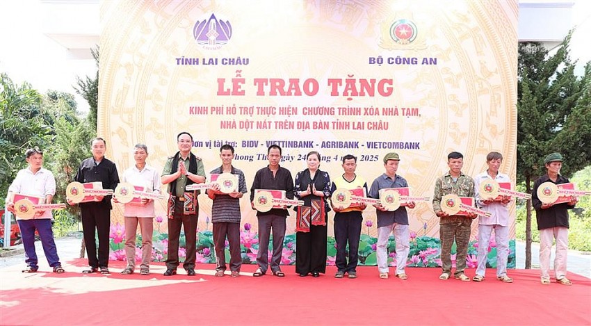 Bộ Công an trao 66 tỷ đồng hỗ trợ tỉnh Lai Châu xoá nhà tạm, nhà dột nát