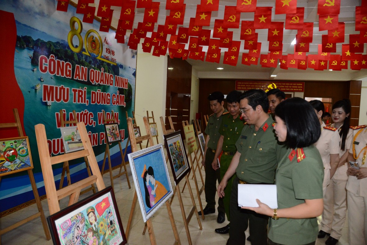 Công an Quảng Ninh tổ chức sinh hoạt chính trị đặc biệt “Tự hào Việt Nam – Một thời hoa lửa”