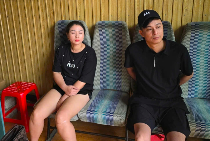 Nguyễn Văn Linh (bìa phải) cùng vợ bị bắt giữ.