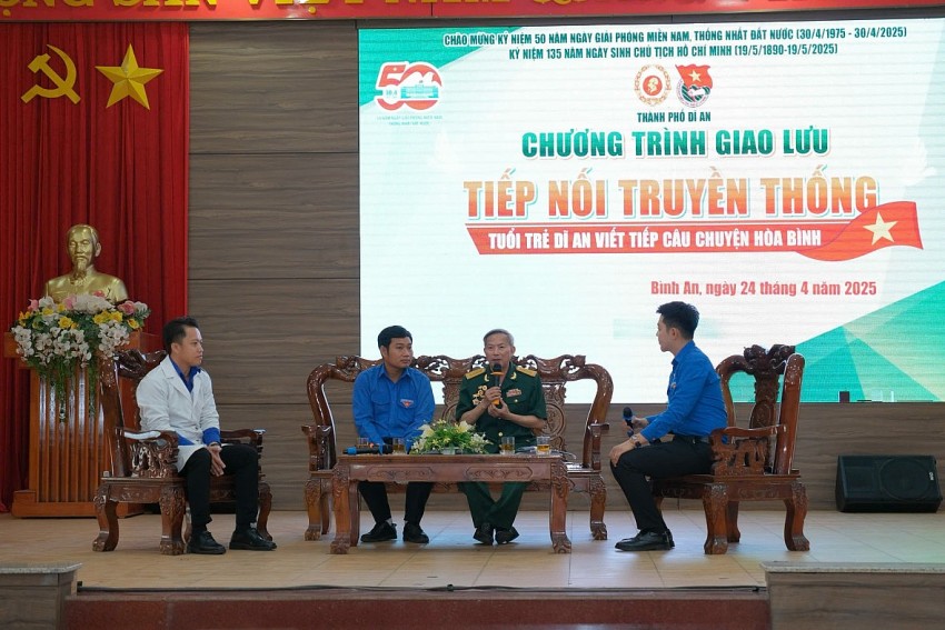 Buổi giao lưu giữa hai thế hệ cũng chia sẻ những câu chuyện để sống lại một thời khói lửa hào hùng và lắng nghe những “câu chuyện hòa bình” được tiếp nối qua các thế hệ. Buổi giao lưu giữa hai thế hệ cũng chia sẻ những câu chuyện để sống lại một thời khói lửa hào hùng và lắng nghe những “câu chuyện hòa bình” được tiếp nối qua các thế hệ.