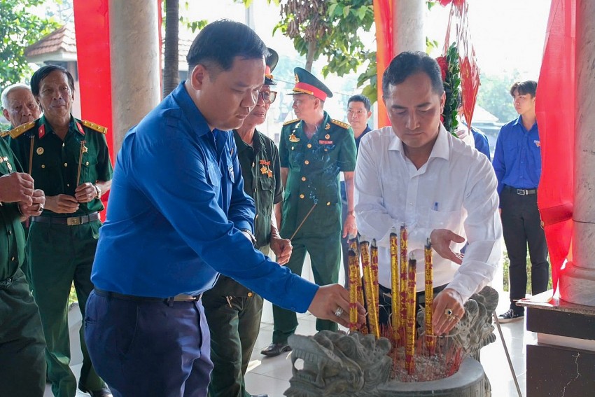 Thành Đoàn Dĩ An và Hội Cựu Chiến binh dâng hương tại Bia ghi danh Anh hùng Liệt sĩ. Thành Đoàn Dĩ An và Hội Cựu Chiến binh dâng hương tại Bia ghi danh Anh hùng Liệt sĩ.
