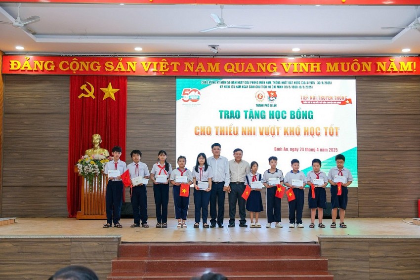 Chương trình trao tặng 7 phần quà đến các gia đình chính sách và 10 phần học bổng cho em thiếu nhi có hoàn cảnh khó khăn. Chương trình trao tặng 7 phần quà đến các gia đình chính sách và 10 phần học bổng cho em thiếu nhi có hoàn cảnh khó khăn.