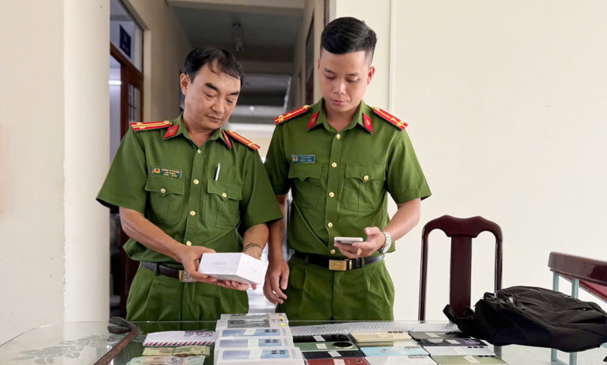 Bắt cặp đôi trộm cắp hơn 80 điện thoại di động với tổng giá trị khoảng 600 triệu đồng Bắt cặp đôi trộm cắp hơn 80 điện thoại di động với tổng giá trị khoảng 600 triệu đồng