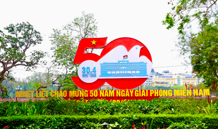 Hà Nội trang hoàng rực rỡ chào mừng kỷ niệm Ngày Thống nhất đất nước (30/4-1/5).