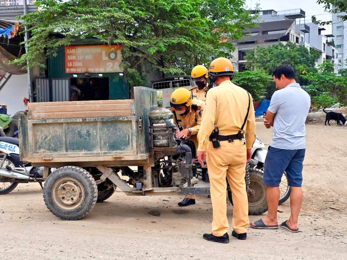 Đội CSGT đường bộ số 14 xử lý trường hợp điều khiển xe ba bánh tự chế trên địa bàn quận Hoàng Mai. (Ảnh: CACC)