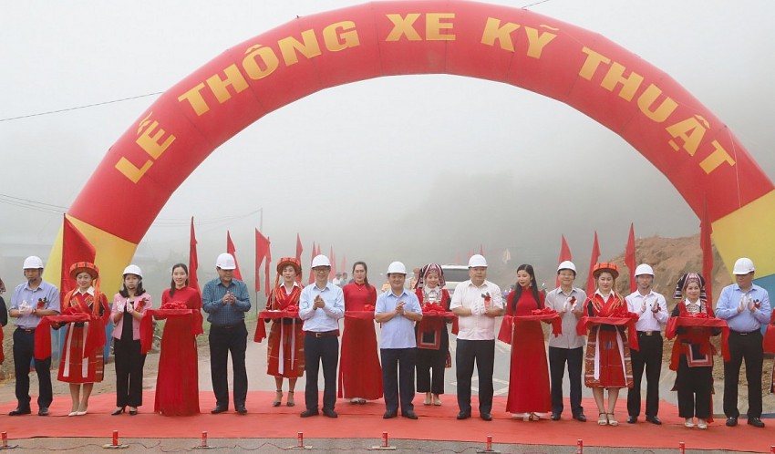 Lễ thông xe kỹ thuật Công trình Cải tạo, nâng cấp đường Bắc Quang - Xín Mần (giai đoạn I) có dự toán gần 1,5 tỷ đồng. (Ảnh: Minh Đức)