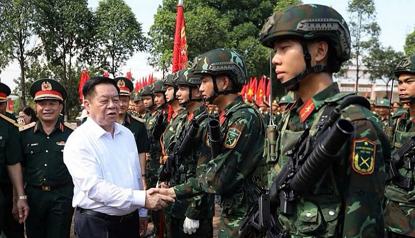 Trưởng ban Tuyên giáo và Dân vận Trung ương thăm lực lượng diễu binh tại Đồng Nai Trưởng ban Tuyên giáo và Dân vận Trung ương thăm lực lượng diễu binh tại Đồng Nai