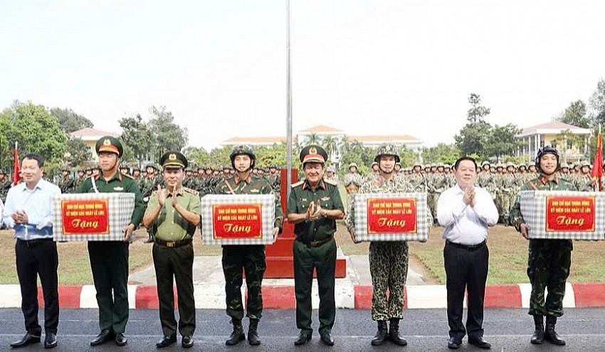 Trưởng ban Tuyên giáo và Dân vận Trung ương thăm lực lượng diễu binh tại Đồng Nai Trưởng ban Tuyên giáo và Dân vận Trung ương thăm lực lượng diễu binh tại Đồng Nai