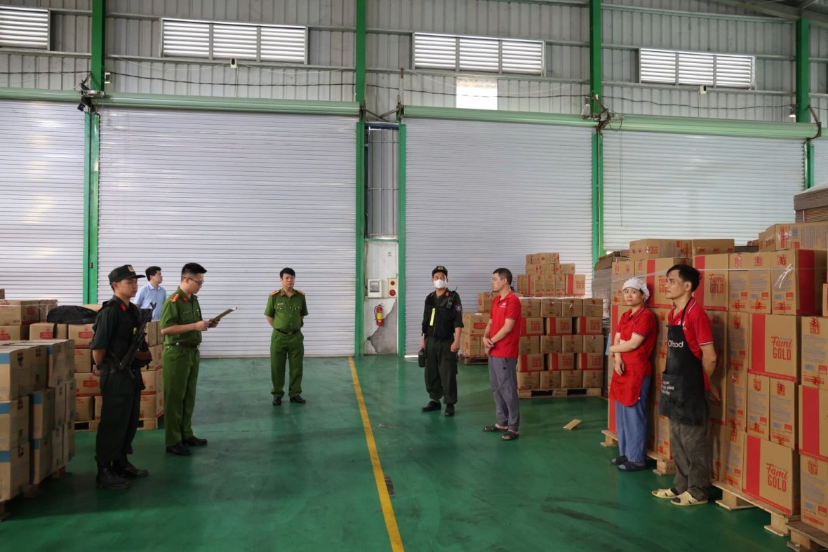 Cơ quan công an khám xét Công ty TNHH Famimoto Việt Nam. (Ảnh: Công an tỉnh Phú Thọ)