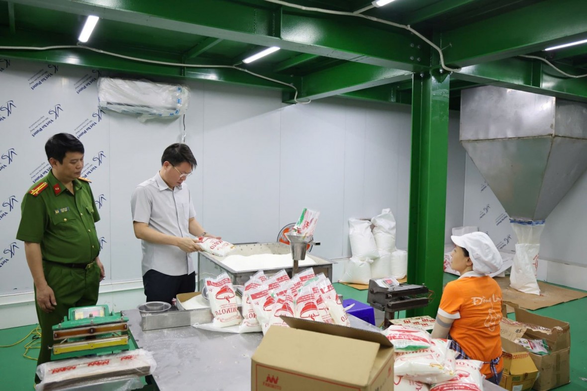 Đại tá Nguyễn Minh Tuấn - Giám đốc Công an tỉnh Phú Thọ (thứ 3 từ phải sang) trực tiếp có mặt tại hiện trường để chỉ đạo Cơ quan CSĐT khám xét khẩn cấp, thu thập chứng cứ chứng minh hành vi phạm của các đối tượng. (Ảnh: Công an tỉnh Phú Thọ)