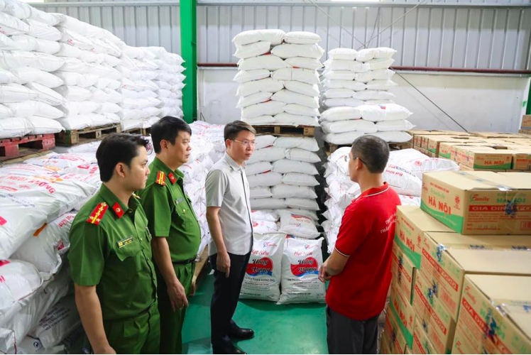 Đại tá Nguyễn Minh Tuấn - Giám đốc Công an tỉnh Phú Thọ (mặc áo sơ-mi trắng) trực tiếp có mặt tại hiện trường chỉ đạo việc khám xét khẩn cấp, thu thập chứng cứ chứng minh hành vi phạm của các đối tượng. Ảnh: Công an tỉnh Phú Thọ