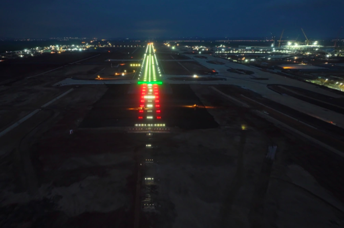 Hệ thống đèn hiệu cất hạ cánh sân bay Long Thành đã sáng đèn (Ảnh: ACV).