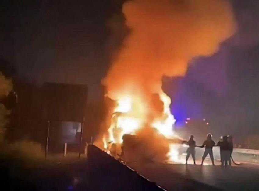 Xe container bốc cháy dữ dội trên cao tốc Nội Bài - Lào Cai