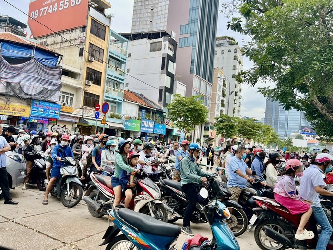 Bãi xe Công viên 23-9 luôn quá tải dịp lễ. Ảnh: SGGP