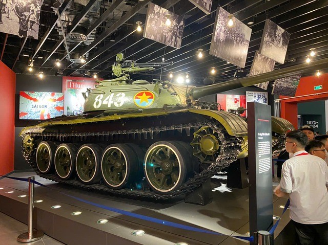 Xe tăng T54B số hiệu 843 húc vào cổng phụ Dinh Độc Lập trưa 30/4/1975. Ảnh: VGP